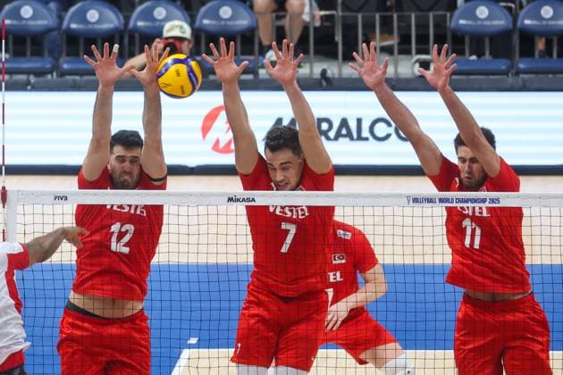 Turkiye v Poland - Men s Volleyball World Championship, WM, Weltmeisterschaft 2025 METRO MANILA, PHILIPPINES - SEPTEMBER 24: Adis Lagumdzija (L), Bedirhan Bulbul and Mirza Lagumdzija of Turkiye in action during quarter finals between Turkiye and Poland, in the FIVB Volleyball Men s World Championship, at the Mall of Asia Arena, in Pasay City, Metro Manila, Philippines, on September 24, 2025. Daniel Ceng Anadolu Manila Philippines. Editorial use only. Please get in touch for any other usage. Copyright: x2025xAnadoluxDanielxCengx