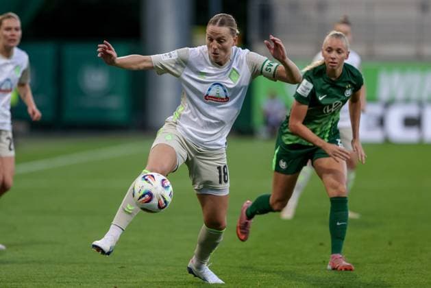 Lina Hausicke SV Werder Bremen, 18 on the ball, single image, full body, action, action, game scene, THE DFB GUIDELINES PROHIBIT ANY USE OF PHOTOGRAPHS AS IMAGE SEQUENCES AND OR QUASI VIDEO DFB REGULATIONS PROHIBIT ANY USE OF PHOTOGRAPHS AS IMAGE SEQUENCES AND OR QUASI VIDEO , 24 09 2025, Wolfsburg Germany , Soccer, Google Pixel Womens Bundesliga, VfL Wolfsburg SV Werder Bremen xobx