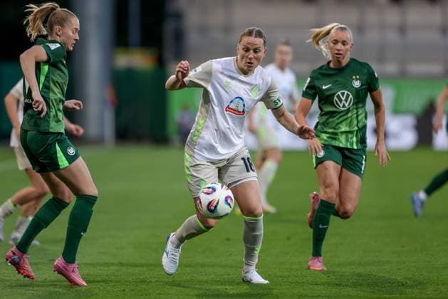Lina Hausicke SV Werder Bremen, 18 on the ball, single image, full body, action, action, game scene, THE DFB GUIDELINES PROHIBIT ANY USE OF PHOTOGRAPHS AS IMAGE SEQUENCES AND OR QUASI VIDEO DFB REGULATIONS PROHIBIT ANY USE OF PHOTOGRAPHS AS IMAGE SEQUENCES AND OR QUASI VIDEO , 24 09 2025, Wolfsburg Germany , Soccer, Google Pixel Womens Bundesliga, VfL Wolfsburg SV Werder Bremen xobx