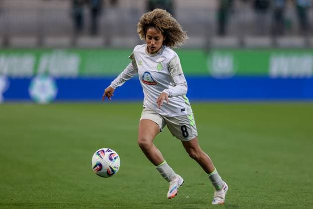 Amira Arfaoui SV Werder Bremen, 8 on the ball, cropped image, single image, full body, action, action scene, THE DFB GUIDELINES PROHIBIT ANY USE OF PHOTOGRAPHS AS IMAGE SEQUENCES AND OR VIDEO-LIKE PHOTOGRAPHS DFB REGULATIONS PROHIBIT ANY USE OF PHOTOGRAPHS AS IMAGE SEQUENCES AND OR QUASI VIDEO , 24 09 2025, Wolfsburg Germany , Soccer, Google Pixel Womens Bundesliga, VfL Wolfsburg SV Werder Bremen xobx