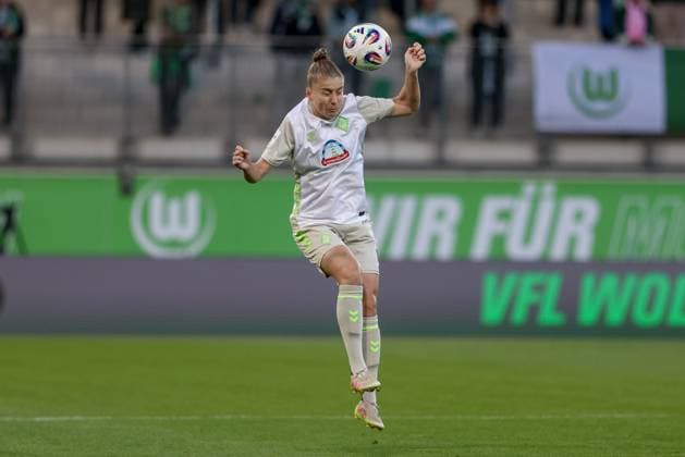Michelle Ulbrich SV Werder Bremen, 5 in header duel, header, duel, action, action, game scene, on the ball, cropped, single image, full body, THE DFB REGULATIONS PROHIBIT ANY USE OF PHOTOGRAPHS AS IMAGE SEQUENCES AND OR QUASI VIDEO , 24 09 2025, Wolfsburg Germany , Football, Google Pixel Womens Bundesliga, VfL Wolfsburg SV Werder Bremen xobx