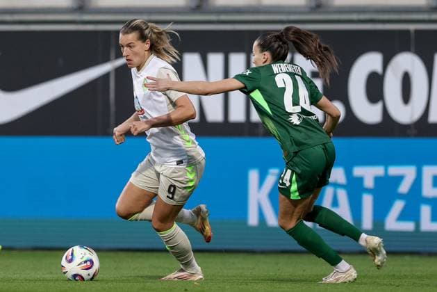 from left Medina Desic SV Werder Bremen, 9 and Joelle Wedemeyer VfL Wolfsburg, 24 in a duel, dynamic, action, action, game scene, THE DFB REGULATIONS PROHIBIT ANY USE OF PHOTOGRAPHS AS IMAGE SEQUENCES AND OR QUASI VIDEO , 24 09 2025, Wolfsburg Germany , Football, Google Pixel Womens Bundesliga, VfL Wolfsburg SV Werder Bremen xobx