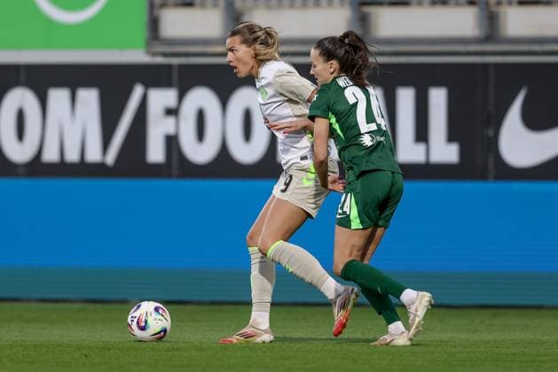 from left Medina Desic SV Werder Bremen, 9 and Joelle Wedemeyer VfL Wolfsburg, 24 in a duel, dynamic, action, action, game scene, THE DFB REGULATIONS PROHIBIT ANY USE OF PHOTOGRAPHS AS IMAGE SEQUENCES AND OR QUASI VIDEO , 24 09 2025, Wolfsburg Germany , Football, Google Pixel Womens Bundesliga, VfL Wolfsburg SV Werder Bremen xobx
