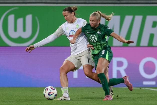 from left Larissa Mühlhaus SV Werder Bremen, 7 and Ella Peddemors VfL Wolfsburg, 5 in a duel, dynamic, action, action, game scene, THE DFB REGULATIONS PROHIBIT ANY USE OF PHOTOGRAPHS AS IMAGE SEQUENCES AND OR QUASI VIDEO , 24 09 2025, Wolfsburg Germany , Football, Google Pixel Womens Bundesliga, VfL Wolfsburg SV Werder Bremen xobx