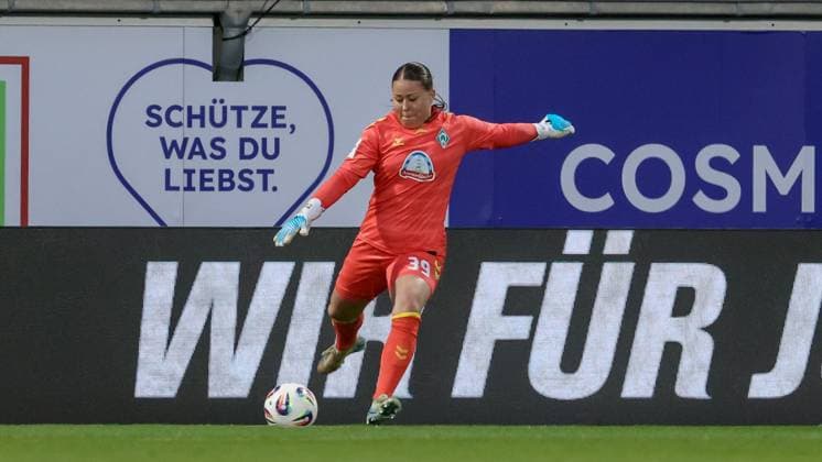 Mariella El Sherif goalkeeper, goalkeeper, SV Werder Bremen, 39 on the ball, cropped image, single image, full body, action, action, game scene, THE DFB REGULATIONS PROHIBIT ANY USE OF PHOTOGRAPHS AS IMAGE SEQUENCES AND OR QUASI VIDEO , 24 09 2025, Wolfsburg Germany , Football, Google Pixel Womens Bundesliga, VfL Wolfsburg SV Werder Bremen xobx
