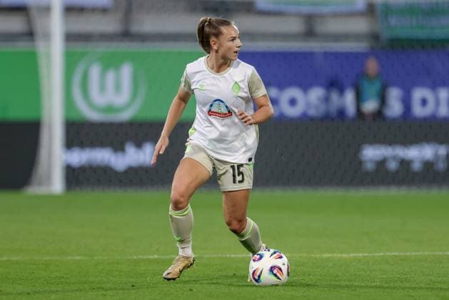 Michelle Weiß SV Werder Bremen, 15 on the ball, cropped image, single image, full body, action, action, game scene, THE DFB REGULATIONS PROHIBIT ANY USE OF PHOTOGRAPHS AS IMAGE SEQUENCES AND OR QUASI VIDEO , 24 09 2025, Wolfsburg Germany , Football, Google Pixel Womens Bundesliga, VfL Wolfsburg SV Werder Bremen xobx
