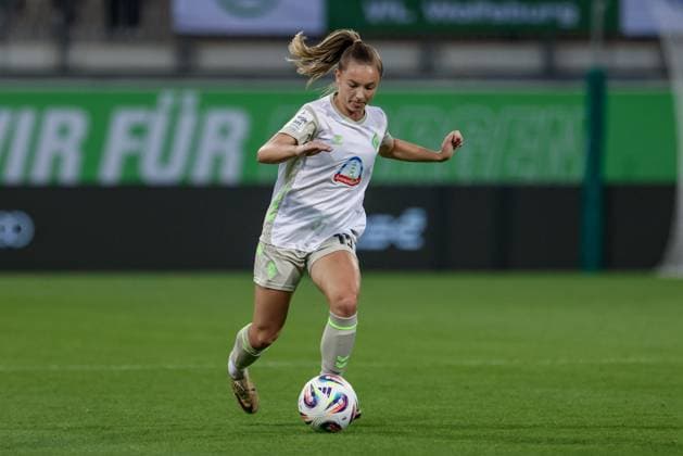 Michelle Weiß SV Werder Bremen, 15 on the ball, cropped image, single image, full body, action, action, game scene, THE DFB REGULATIONS PROHIBIT ANY USE OF PHOTOGRAPHS AS IMAGE SEQUENCES AND OR QUASI VIDEO , 24 09 2025, Wolfsburg Germany , Football, Google Pixel Womens Bundesliga, VfL Wolfsburg SV Werder Bremen xobx