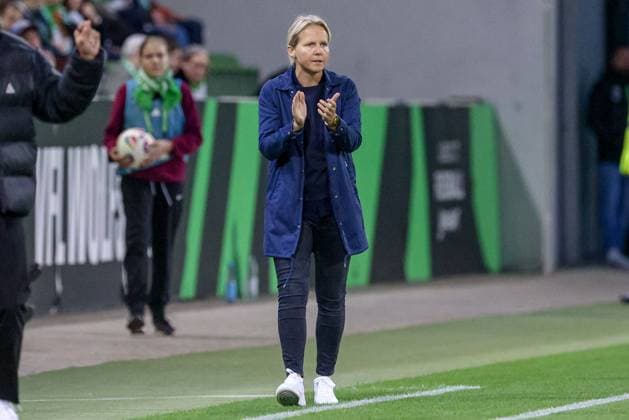 Friederike Kromp Fritzy Kromp, coach, head coach, SV Werder Bremen shouts, yells, screams, gives instructions, THE DFB GUIDELINES PROHIBIT ANY USE OF PHOTOGRAPHS AS IMAGE SEQUENCES AND OR QUASI VIDEO DFB REGULATIONS PROHIBIT ANY USE OF PHOTOGRAPHS AS IMAGE SEQUENCES AND OR QUASI VIDEO , 24 09 2025, Wolfsburg Germany , Football, Google Pixel Women Bundesliga, VfL Wolfsburg SV Werder Bremen xobx