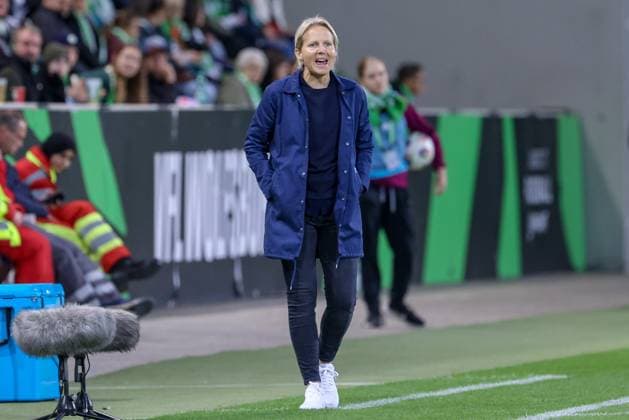 Friederike Kromp Fritzy Kromp, coach, head coach, SV Werder Bremen shouts, yells, screams, gives instructions, THE DFB GUIDELINES PROHIBIT ANY USE OF PHOTOGRAPHS AS IMAGE SEQUENCES AND OR QUASI VIDEO DFB REGULATIONS PROHIBIT ANY USE OF PHOTOGRAPHS AS IMAGE SEQUENCES AND OR QUASI VIDEO , 24 09 2025, Wolfsburg Germany , Football, Google Pixel Women Bundesliga, VfL Wolfsburg SV Werder Bremen xobx