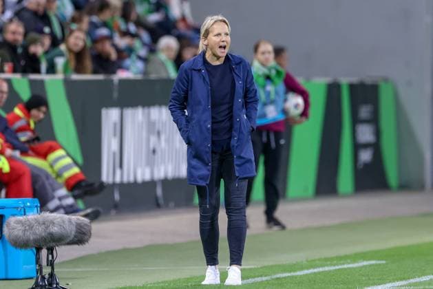 Friederike Kromp Fritzy Kromp, coach, head coach, SV Werder Bremen shouts, yells, screams, gives instructions, THE DFB GUIDELINES PROHIBIT ANY USE OF PHOTOGRAPHS AS IMAGE SEQUENCES AND OR QUASI VIDEO DFB REGULATIONS PROHIBIT ANY USE OF PHOTOGRAPHS AS IMAGE SEQUENCES AND OR QUASI VIDEO , 24 09 2025, Wolfsburg Germany , Football, Google Pixel Women Bundesliga, VfL Wolfsburg SV Werder Bremen xobx