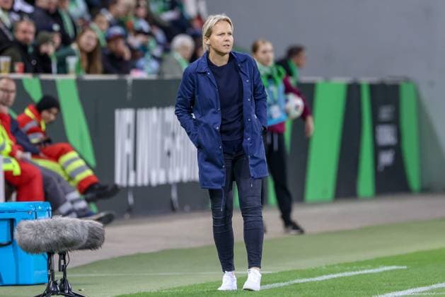 Friederike Kromp Fritzy Kromp, coach, head coach, SV Werder Bremen shouts, yells, screams, gives instructions, THE DFB GUIDELINES PROHIBIT ANY USE OF PHOTOGRAPHS AS IMAGE SEQUENCES AND OR QUASI VIDEO DFB REGULATIONS PROHIBIT ANY USE OF PHOTOGRAPHS AS IMAGE SEQUENCES AND OR QUASI VIDEO , 24 09 2025, Wolfsburg Germany , Football, Google Pixel Women Bundesliga, VfL Wolfsburg SV Werder Bremen xobx