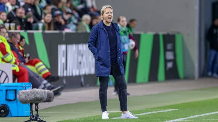 Friederike Kromp Fritzy Kromp, coach, head coach, SV Werder Bremen shouts, yells, screams, gives instructions, THE DFB GUIDELINES PROHIBIT ANY USE OF PHOTOGRAPHS AS IMAGE SEQUENCES AND OR QUASI VIDEO DFB REGULATIONS PROHIBIT ANY USE OF PHOTOGRAPHS AS IMAGE SEQUENCES AND OR QUASI VIDEO , 24 09 2025, Wolfsburg Germany , Football, Google Pixel Women Bundesliga, VfL Wolfsburg SV Werder Bremen xobx