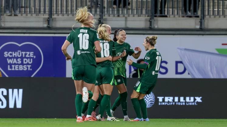 Players of VfL Wolfsburg with goal celebration, cheering, jubilant, optimistic, game scene, highlight, joy about the goal to 1 0, THE DFB REGULATIONS PROHIBIT ANY USE OF PHOTOGRAPHS AS IMAGE SEQUENCES AND OR QUASI VIDEO , 24 09 2025, Wolfsburg Germany , Football, Google Pixel Womens Bundesliga, VfL Wolfsburg SV Werder Bremen xobx