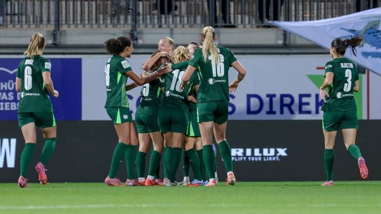 Players of VfL Wolfsburg with goal celebration, cheering, jubilant, optimistic, game scene, highlight, joy about the goal to 1 0, THE DFB REGULATIONS PROHIBIT ANY USE OF PHOTOGRAPHS AS IMAGE SEQUENCES AND OR QUASI VIDEO , 24 09 2025, Wolfsburg Germany , Football, Google Pixel Womens Bundesliga, VfL Wolfsburg SV Werder Bremen xobx
