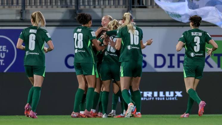 Players of VfL Wolfsburg with goal celebration, cheering, jubilant, optimistic, game scene, highlight, joy about the goal to 1 0, THE DFB REGULATIONS PROHIBIT ANY USE OF PHOTOGRAPHS AS IMAGE SEQUENCES AND OR QUASI VIDEO , 24 09 2025, Wolfsburg Germany , Football, Google Pixel Womens Bundesliga, VfL Wolfsburg SV Werder Bremen xobx