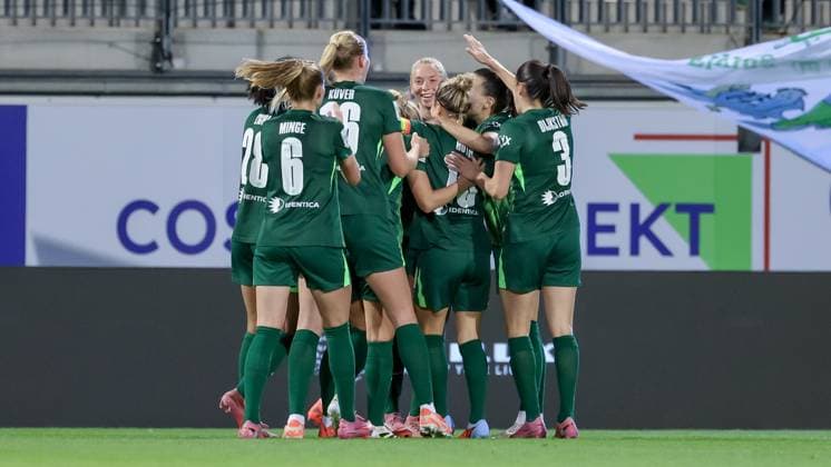 Players of VfL Wolfsburg with goal celebration, cheering, jubilant, optimistic, game scene, highlight, joy about the goal to 1 0, THE DFB REGULATIONS PROHIBIT ANY USE OF PHOTOGRAPHS AS IMAGE SEQUENCES AND OR QUASI VIDEO , 24 09 2025, Wolfsburg Germany , Football, Google Pixel Womens Bundesliga, VfL Wolfsburg SV Werder Bremen xobx