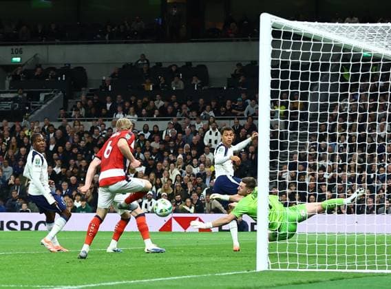 Jay McGrath of Doncaster Rovers scores an own goal Tottenham Hotspur v Doncaster Rovers, EFL Carabao Cup, Third Round, Football, Tottenham Hotspur Stadium, London, UK - 24 Sep 2025London Tottenham Hotspur Stadium United Kingdom EDITORIAL USE ONLY No use with unauthorised audio, video, data, fixture lists, club league logos or live services. Online in-match use limited to 120 images, no video emulation. No use in betting, games or single club league player publications. Copyright: xMichaelxZemanek Shutterstockx 15498598m