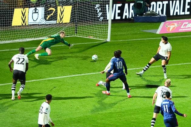 Eberechi Eze of Arsenal scores to make it 0-1 Port Vale v Arsenal, EFL Carabao Cup, Third Round, Football, Vale Park, Stoke-on-Trent, UK - 24 Sep 2025Stoke-on-Trent Vale Park United Kingdom EDITORIAL USE ONLY No use with unauthorised audio, video, data, fixture lists, club league logos or live services. Online in-match use limited to 120 images, no video emulation. No use in betting, games or single club league player publications. Copyright: xPaulxCurrie Shutterstockx 15498603ba