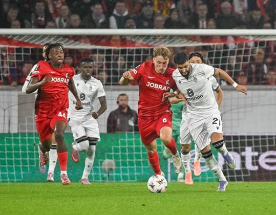 Patrick Osterhage SC Freiburg, 06 , Gabriel Sigua FC Basel, 21 in duel for the ball GER, SC Freiburg FC Basel, Football, Europa League, Matchday 1, Season 2025 2026, 24 09 2025 GER, SC Freiburg FC Basel, Football, Europa League, Matchday 1, Season 2025 2026, 24 09 2025 Freiburg Copyright: xEibner-Pressefoto ThomasxHessx EP_THS