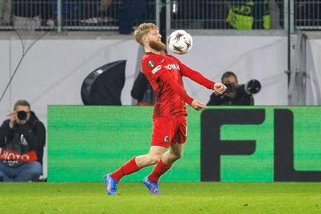 Niklas Beste SC Freiburg, 19 on the ball , Germany, Football, UEFA Europa League, Matchday 1, 2025 2026, SC Freiburg vs FC Basel, 24 09 2025, Stadion am Wolfswinkel, Freiburg im Breisgau, Germany Freiburg im Breisgau Stadion am Wolfswinkel Baden Württemberg Germany Copyright: xGrantxHubbsx
