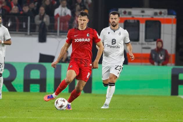 Maximilian Eggestein SC Freiburg, 08 and Albian Ajeti FC Basel, 23 in running duel , Germany, Soccer, UEFA Europa League, Matchday 1, 2025 2026, SC Freiburg vs FC Basel, 24 09 2025, Stadion am Wolfswinkel, Freiburg im Breisgau, Germany Freiburg im Breisgau Stadion am Wolfswinkel Baden Württemberg Germany Copyright: xGrantxHubbsx