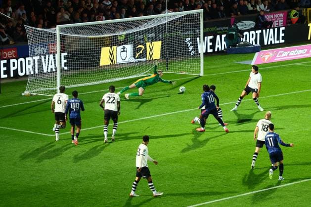Eberechi Eze of Arsenal scores to make it 0-1 Port Vale v Arsenal, EFL Carabao Cup, Third Round, Football, Vale Park, Stoke-on-Trent, UK - 24 Sep 2025Stoke-on-Trent Vale Park United Kingdom EDITORIAL USE ONLY No use with unauthorised audio, video, data, fixture lists, club league logos or live services. Online in-match use limited to 120 images, no video emulation. No use in betting, games or single club league player publications. Copyright: xPaulxCurrie Shutterstockx 15498603bo