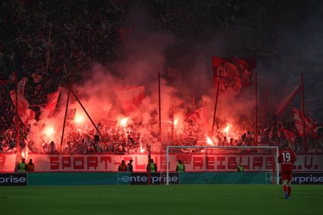 24 09 2025, xrekx, Football UEFA Europa League, SC Freiburg FC Basel v l Freiburg Fans ,Atmosphere, Scarves, Shirt, Flag, Banner, Ultras, Spectators, Visitors, Choreo, Choreography, atmosphere, spectators, Visitors Niklas Beste SC Freiburg DFL DFB REGULATIONS PROHIBIT ANY USE OF PHOTOGRAPHS as IMAGE SEQUENCES and or QUASI VIDEO Freiburg