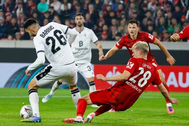 Adrian Leon Barisic FC Basel, 26 and Matthias Ginter SC Freiburg, 28 in duel , Germany, Soccer, UEFA Europa League, Matchday 1, 2025 2026, SC Freiburg vs FC Basel, 24 09 2025, Stadion am Wolfswinkel, Freiburg im Breisgau, Germany Freiburg im Breisgau Stadion am Wolfswinkel Baden Württemberg Germany Copyright: xGrantxHubbsx