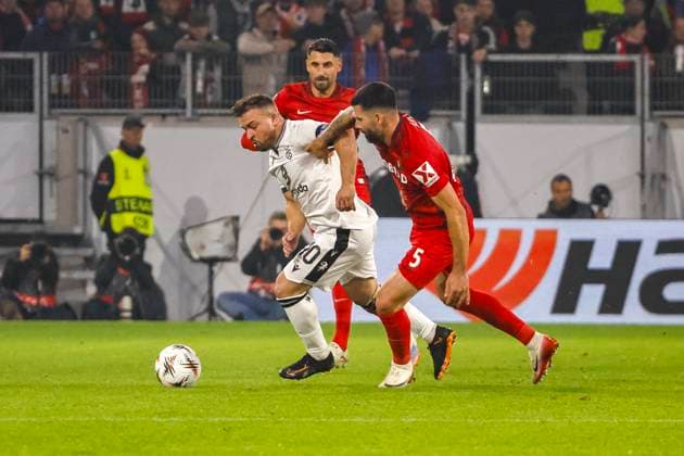 Xherdan Shaqiri FC Basel, 10 and Anthony Jung SC Freiburg, 05 in duel , Germany, Soccer, UEFA Europa League, Matchday 1, 2025 2026, SC Freiburg vs FC Basel, 24 09 2025, Stadion am Wolfswinkel, Freiburg im Breisgau, Germany Freiburg im Breisgau Stadion am Wolfswinkel Baden Württemberg Germany Copyright: xGrantxHubbsx