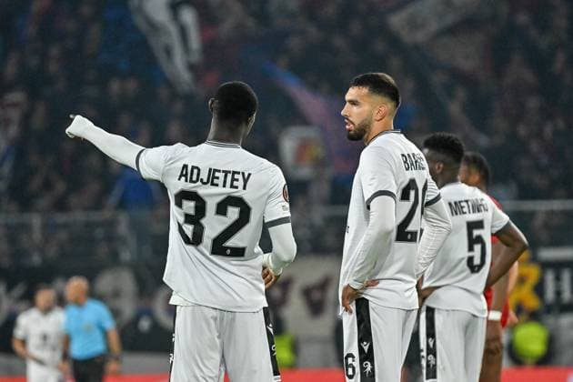 Jonas Adjetey FC Basel, 32 , Adrian Leon Barisic FC Basel, 26 talk to each other GER, SC Freiburg FC Basel, Football, Europa League, 1 Matchday, Season 2025 2026, 24 09 2025 GER, SC Freiburg FC Basel, Football, Europa League, 1 Matchday, Season 2025 2026, 24 09 2025 Freiburg Copyright: xEibner-Pressefoto ThomasxHessx EP_THS