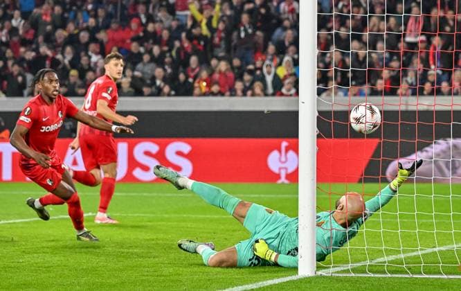 Mirko Salvi FC Basel, 13 reaches for the ball cannot prevent Maximilian Eggestein SC Freiburg, 08 from scoring the 2-0 goal GER, SC Freiburg FC Basel, Football, Europa League, Matchday 1, Season 2025 2026, 24 09 2025 GER, SC Freiburg FC Basel, Football, Europa League, Matchday 1, Season 2025 2026, 24 09 2025 Freiburg Copyright: xEibner-Pressefoto ThomasxHessx EP_THS