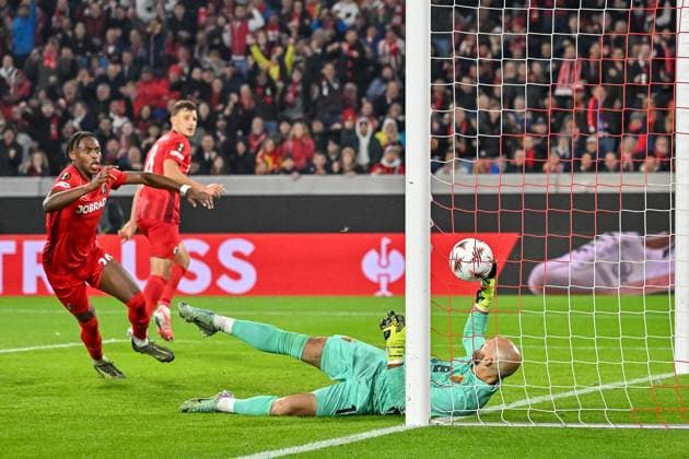 Mirko Salvi FC Basel, 13 reaches for the ball cannot prevent Maximilian Eggestein SC Freiburg, 08 from scoring the 2-0 goal GER, SC Freiburg FC Basel, Football, Europa League, Matchday 1, Season 2025 2026, 24 09 2025 GER, SC Freiburg FC Basel, Football, Europa League, Matchday 1, Season 2025 2026, 24 09 2025 Freiburg Copyright: xEibner-Pressefoto ThomasxHessx EP_THS