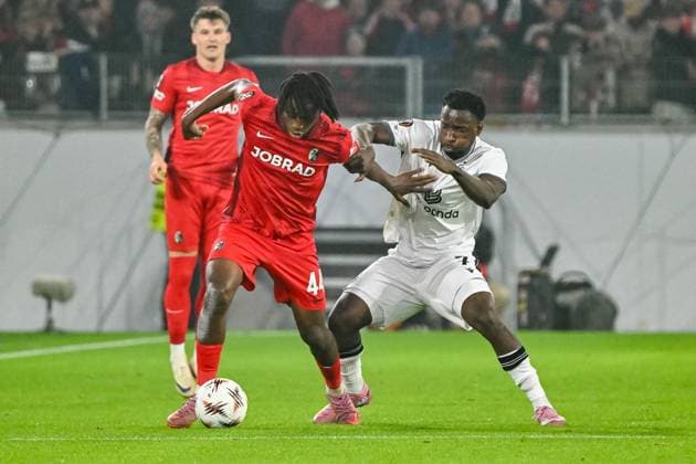 Johan Manzambi SC Freiburg, 44 , Philip Otele FC Basel, 07 i Duel and duel for the ball GER, SC Freiburg FC Basel, Football, Europa League, Matchday 1, Season 2025 2026, 24 09 2025 GER, SC Freiburg FC Basel, Football, Europa League, Matchday 1, Season 2025 2026, 24 09 2025 Freiburg Copyright: xEibner-Pressefoto ThomasxHessx EP_THS