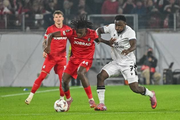 Johan Manzambi SC Freiburg, 44 , Philip Otele FC Basel, 07 i Duel and duel for the ball GER, SC Freiburg FC Basel, Football, Europa League, Matchday 1, Season 2025 2026, 24 09 2025 GER, SC Freiburg FC Basel, Football, Europa League, Matchday 1, Season 2025 2026, 24 09 2025 Freiburg Copyright: xEibner-Pressefoto ThomasxHessx EP_THS