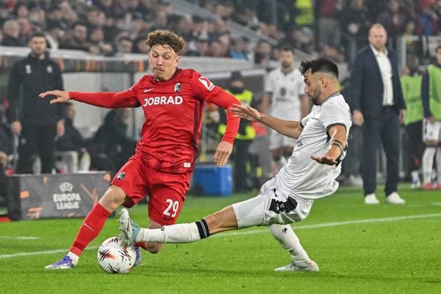 Dominik Schmid FC Basel, 31 graescht grabs the ball from Philipp Treu SC Freiburg, 29 GER, SC Freiburg FC Basel, Football, Europa League, Matchday 1, Season 2025 2026, 24 09 2025 GER, SC Freiburg FC Basel, Football, Europa League, Matchday 1, Season 2025 2026, 24 09 2025 Freiburg Copyright: xEibner-Pressefoto ThomasxHessx EP_THS