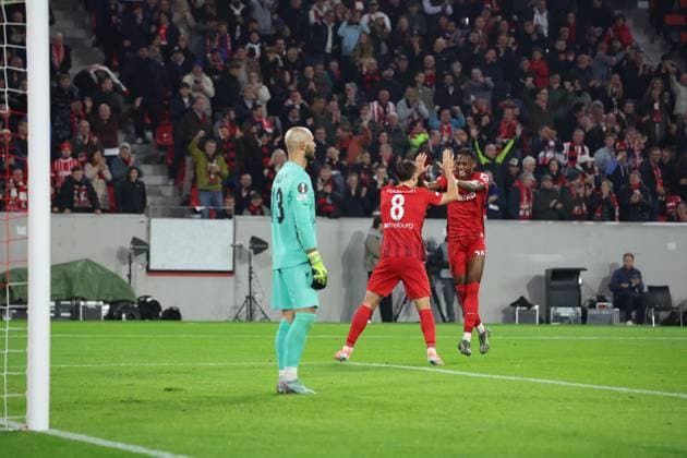 24 09 2025, xrekx, Fußball UEFA Europa League, SC Freiburg FC Basel v l Torjubel nach dem Tor zum celebrating the goal celebrate 2 0 durch Maximilian Eggestein SC Freiburg mit Junior Adamu SC Freiburg Mirko Salvi FC Basel 1893 enttaeuscht, enttäuscht, schaut enttaeuscht, traurig, frustriert, niedergeschlagen, disappointed, sad, frustrated DFL DFB REGULATIONS PROHIBIT ANY USE OF PHOTOGRAPHS as IMAGE SEQUENCES and or QUASI VIDEO Freiburg