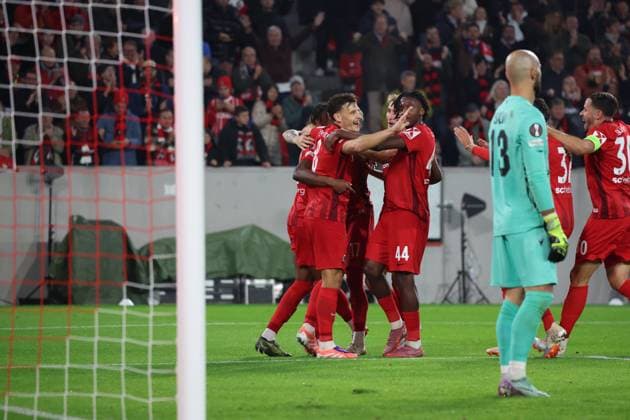 24 09 2025, xrekx, Fußball UEFA Europa League, SC Freiburg FC Basel v l Torjubel nach dem Tor zum celebrating the goal celebrate 2 0 durch Maximilian Eggestein SC Freiburg mit Junior Adamu SC Freiburg Mirko Salvi FC Basel 1893 enttaeuscht, enttäuscht, schaut enttaeuscht, traurig, frustriert, niedergeschlagen, disappointed, sad, frustrated DFL DFB REGULATIONS PROHIBIT ANY USE OF PHOTOGRAPHS as IMAGE SEQUENCES and or QUASI VIDEO Freiburg