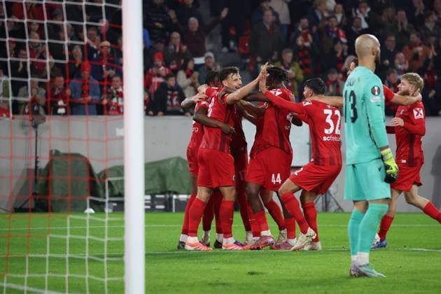 24 09 2025, xrekx, Fußball UEFA Europa League, SC Freiburg FC Basel v l Torjubel nach dem Tor zum celebrating the goal celebrate 2 0 durch Maximilian Eggestein SC Freiburg mit Junior Adamu SC Freiburg Mirko Salvi FC Basel 1893 enttaeuscht, enttäuscht, schaut enttaeuscht, traurig, frustriert, niedergeschlagen, disappointed, sad, frustrated DFL DFB REGULATIONS PROHIBIT ANY USE OF PHOTOGRAPHS as IMAGE SEQUENCES and or QUASI VIDEO Freiburg