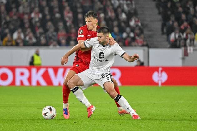 Leo Leroy FC Basel, 22 , Maximilian Eggestein SC Freiburg, 08 in duel for the ball GER, SC Freiburg FC Basel, Football, Europa League, 1 Matchday, Season 2025 2026, 24 09 2025 GER, SC Freiburg FC Basel, Football, Europa League, 1 Matchday, Season 2025 2026, 24 09 2025 Freiburg Copyright: xEibner-Pressefoto ThomasxHessx EP_THS
