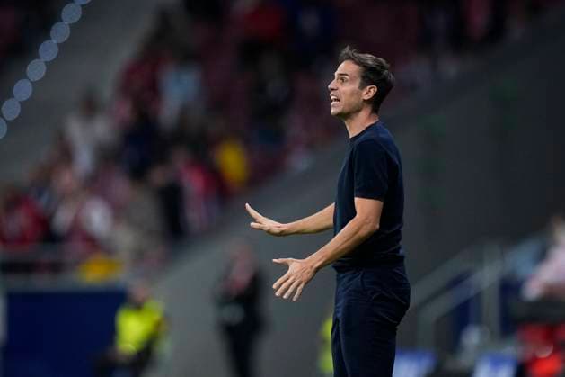September 24, 2025, Madrid, Madrid, Spain: Inigo Perez, head coach of Rayo Vallecano, gestures during the Spanish League, LaLiga EA Sports, football match played between Atletico de Madrid and Rayo Vallecano at Riyadh Air Metropolitano stadium on September 24, 2025, in Madrid, Spain. Madrid Spain - ZUMAa181 20250924_zaa_a181_253 Copyright: xOscarxJ.xBarrosox