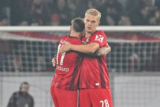 Lukas Kuebler SC Freiburg, 17 , Matthias Ginter SC Freiburg, 28 are happy about the victory GER, SC Freiburg FC Basel, Football, Europa League, Matchday 1, Season 2025 2026, 24 09 2025 GER, SC Freiburg FC Basel, Football, Europa League, Matchday 1, Season 2025 2026, 24 09 2025 Freiburg Copyright: xEibner-Pressefoto ThomasxHessx EP_THS