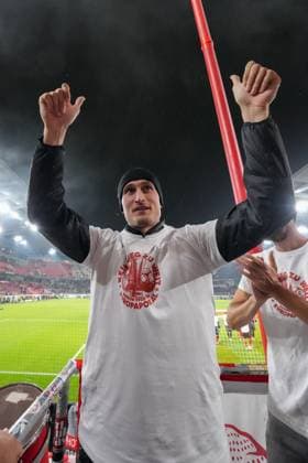 Patrick Osterhage SC Freiburg, 06 celebrates victory with the fans , Germany, Football, UEFA Europa League, Matchday 1, League phase, 2025 2026, SC Freiburg vs FC Basel, 24 09 2025, Europa Park Stadion, Freiburg, Germany Freiburg Europa Park Stadion Baden Württemberg Germany Copyright: xArnexAmbergx