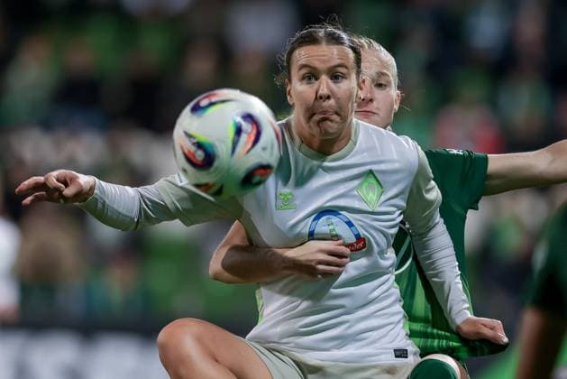 Larissa Mühlhaus SV Werder Bremen, 7 on the ball, single image, full body, action, action scene, portrait, close-up, single photo, single image, THE DFB REGULATIONS PROHIBIT ANY USE OF PHOTOGRAPHS AS IMAGE SEQUENCES AND OR QUASI VIDEO , 24 09 2025, Wolfsburg Germany , Football, Google Pixel Womens Bundesliga, VfL Wolfsburg SV Werder Bremen xobx