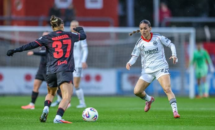 DEU, Leverkusen, Bayer Leverkusen v Eintracht Frankfurt, Google Pixel Bundesliga, DFB, Saison 2526, Ulrich Haberland Stadion, 4 Spieltag, im Bild v l n r Carlotta Wamser Bayer Leverkusen 37 , Erà leta Memeti Eintracht Frankfurt 27 DFB DFL REGULATIONS PROHIBIT ANY USE OF PHOTOGRAPHS AS IMAGE SEQUENCES AND OR QUASI VIDEO, 25 09 2025, Copyright: HMBxMedia HendrikxHamelau