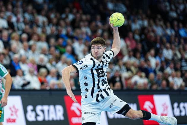 7 meter throw goal Lukas Zerbe THW Kiel, 24 GER, THW Kiel vs GWD Minden, Handball, 1 Bundesliga, Matchday 15, Season 2025 2026, 25 09 2025 GER, THW Kiel vs GWD Minden, Handball, 1 Bundesliga, Matchday 15, Season 2025 2026, 25 09 2025 Kiel Copyright: xEibner-Pressefoto MarcelxvonxFehrnx EP_MFN