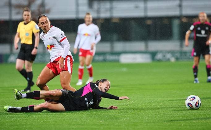 RB Leipzig Hamburger SV Bundesliga Women Leipzig, 25 09 2025, RB Training Center, Soccer, Women Bundesliga, Matchday 4 , RB LEIPZIG vs HAMBURGER SV , Pictured from l Gina Chmielinski 10, Leipzig vs Maria Mikolajova 27, HSV below , Picture Point
