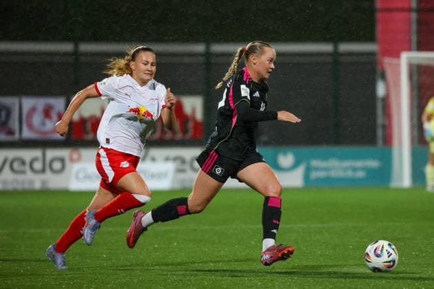 Mia Buechele Hamburger SV Frauen, 17 on the ball, pursued by Annabel Schasching RB Leipzig Frauen, 16 , in the rain, RB Leipzig Frauen vs Hamburger SV Frauen, Fußball, 1 Frauen Bundesliga, 04 Spieltag, Saison 2025 2026, 25 09 2025,¨ DFL REGULATES PROHIBIT ANY USE OF PHOTOGRAPHS AS IMAGE SEQUENCES AND OR QUASI VIDEO,¨ RB Leipzig Women vs Hamburger SV Women, Football, 1 Womens Bundesliga, 04 Matchday, Season 2025 2026, 25 09 2025 Leipzig Copyright: xEibner-Pressefoto LauraxRoemerx EP_LRR