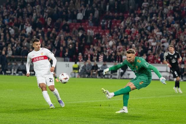 v li Stefan Drljaca VfB Stuttgart, 21 , Andrei Radu Celta Vigo, 13 GER, VfB Stuttgart vs Celta Vigo, Football, UEFA Europa League, Men, Matchday 1, Season 2025 2026, 25 09 2025, GER, VfB Stuttgart vs Celta Vigo, Football, UEFA Europa League, Men, Matchday 1, Season 2025 2026, 25 09 2025 Stuttgart Copyright: xEibner-Pressefoto WolfgangxFrankx EP_WFK