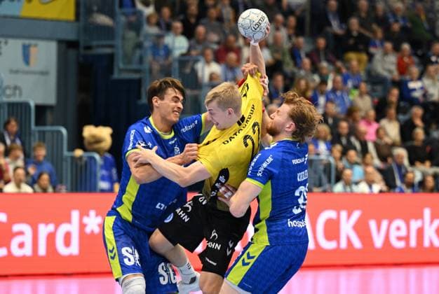 Torben Matzken TVB Stuttgart 22 against Julian Koester VfL Gummersbach 7 and Tom Kiesler VfL Gummersbach 30 GER, VfL Gummersbach vs TVB Stuttgart, Handball, Daikin 1 Bundesliga, Matchday 6, Season 2025 2026, Schwalbe Arena Gummersbach, 25 09 2025 GER, VfL Gummersbach vs TVB Stuttgart, Handball, Daikin 1 Bundesliga, Matchday 6, Season 2025 2026, Schwalbe Arena Gummersbach, 25 09 2025 Gummersbach Copyright: xEibner-Pressefoto JuergenxAugstx EP_JAT