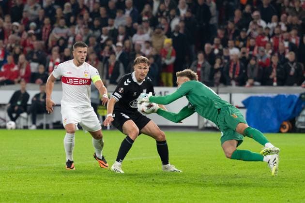 v li Ermedin Demirovic VfB Stuttgart, 09 , Carl Starfelt Celta Vigo, 02 , Andrei Radu Celta Vigo, 13 , Goal chance, GER, VfB Stuttgart vs Celta Vigo, Football, UEFA Europa League, Men, Matchday 1, Season 2025 2026, 25 09 2025, GER, VfB Stuttgart vs Celta Vigo, Football, UEFA Europa League, Men, Matchday 1, Season 2025 2026, 25 09 2025 Stuttgart Copyright: xEibner-Pressefoto WolfgangxFrankx EP_WFK
